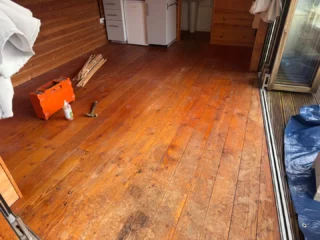 Choose us for the best results possible. Sanding, colouring, filling and lacquering or oiling finishes. 👌floor sanding
Wooden floor restoration
Pine floorboard renovation